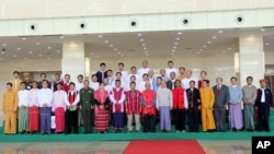 နိုင်ငံတော်သမ္မတဦးသိန်းစိန်နဲ့ တိုင်းရင်းသား လက်နက်ကိုင်အဖွဲ့တို့ သီးခြားတွေ့ဆုံစဉ်။ (ဓာတ်ပုံ-ဦးလှမောင်ရွှေ) ဇန်နဝါရီ ၅၊ ၂၀၁၅