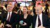 Perdana Menteri Finlandia Sanna Marin (tengah) diapit Sekjen NATO Jens Stoltenberg (kiri) dan Perdana Menteri Norwegia Jonas Gahr Store menghadiri pertemuan di Helsinki, Finlandia, 28 Februari 2023. (Foto: Lehtikuva/Heikki Saukkomaa via REUTERS)