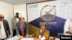 Saif al-Islam al-Gaddafi, putra mantan pemimpin Libya Moammar al-Gaddafi, mendaftar sebagai calon presiden untuk pemilihan 24 Desember, di pusat pendaftaran di kota selatan Sebha, 14 November 2021. (Foto: Reuters )