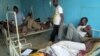 Bato bazwaki mpasi na bobeti ya ba exposifs na Mpila, na lopitalo ya université ya Brazzaville, 5 mars 2012.