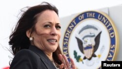 Wakil Presiden AS Kamala Harris mengunjungi Pangkalan Udara Vandenberg di Lompoc, California, pada 18 April 2022. (Foto: Reuters/Mike Blake)