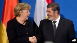 Mısır Cumhurbaşkanı Muhammed Mursi Almanya Başbakanı Angela Merkel ile görüşürken