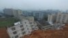 A la recherche des survivants après un glissement de terrain à Schenzhen, en Chine, le 21 décembre 2015. (REUTERS/Stringer)