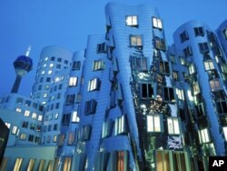 Düsseldorf limanında Amerikalı mimar Frank Gehry'nin Sanat ve Medya merkezi binası