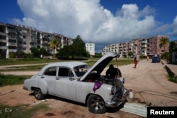Un hombre arregla su auto antiguo en Alamar, un suburbio del este de La Habana, Cuba, el 12 de septiembre de 2023.