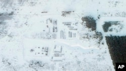 Фото: супутниковий знімок від Planet Labs PBC на якому видно російські танки в Погоново, Росія