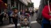 Manifestantes desfilan en Buenos Aires en demanda de empleos, beneficios sociales para los desempleados y otras medidas del gobierno para soportar la inflación, el 24 de agosto de 2023.