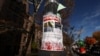 Un cartel en las calles de Nueva York, Estados Unidos, visto el 22 de noviembre de 2023, reclama la liberación de los rehenes "secuestrados" por Hamás en territorio israelí a comienzos de octubre.