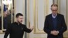 Президент України Володимир Зеленський вітає лідера Християнсько-демократичного союзу (ХДС) Німеччини Фрідріха Мерца на зустрічі в Києві, 9 грудня 2024 року. (Фото Жені САВІЛОВА / AFP)