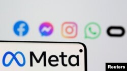 ARCHIVO: El nuevo logotipo de cambio de marca de Facebook, Meta, se ve en un teléfono inteligente frente al logotipo que se muestra de Facebook, Messenger, Instagram, Whatsapp y Oculus en esta imagen ilustrativa tomada el 28 de octubre de 2021.