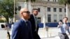 Walt Nauta, asistente personal del expresidente estadounidense Donald Trump, llega al edificio de justicia federal James Lawrence King en Miami, el 6 de julio de 2023