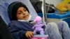 Seorang anak yang menderita leukemia tengah mendapatkan pengobatan di salah satu rumah sakit di Sanaa, Yaman, pada peringatan Hari Kanker Sedunia, pada 4 Februari 2021. (Foto: AFP/Mohammed Huwais)