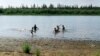 Anak-anak bermain di Danau Krugloe di pinggiran kota Verkhoyansk, Siberia, Rusia pada musim panas lalu (foto: ilustrasi). 