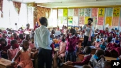 Murid-murid memakai masker saat belajar di kelas di Sekolah Dasar Kitate di Kampala, Uganda Senin, 10 Januari 2022. (Foto: AP//Hajarah Nalwadda)