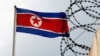 Bendera Korea Utara berkibar di samping kawat berduri di Kedutaan Besar Korea Utara di Kuala Lumpur, Malaysia, 9 Maret 2017. (Foto: REUTERS/Edgar Su)