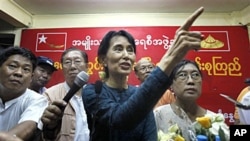 နေအိမ်အကျယ်ချုပ်က လွတ်မြောက်လာပြီး နောက်တနေ့မှာပဲ ပြုလုပ်တဲ့ သတင်းစာရှင်းလင်းပွဲမှာတော့ ဒေါ်အောင်ဆန်းစုကြည် က ပိတ်ဆို့ဒဏ်ခတ်မှုတွေ ရုပ်သိမ်းရေးကို လူထုကသာ ဆုံးဖြတ်ရမယ်လို့ ပြောခဲ့တာပါ။