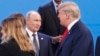 Президент Дональд Трамп, праворуч, проходить повз президента Росії Володимира Путіна, зліва, коли вони збираються на групову фотографію на початку саміту "великої двадцятки" в Буенос-Айресі, Аргентина, у п'ятницю, 30 листопада 2018 року. 