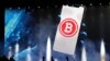 Simbol dari bitcoin terlihat di layar besar pada upacara penutupan Kongres Investor Kripto di Santa Maria Mizata, El Salvador, pada 20 November 2021. (Foto: AP/Salvador Melendez)