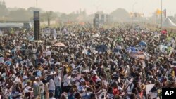 কঙ্গোর কিনশাসায় পোপ ফ্রান্সিসের সাথে প্রার্থনায় অংশ নেওয়ার জন্য পুণ্যার্থীরা এনডোলো বিমানবন্দরে জড়ো হন। ১ ফেব্রুয়ারি, ২০২৩।