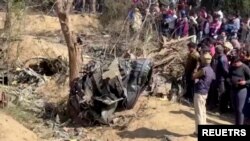 ভারতের রাজস্থানের ভরতপুরে একটি বিধ্বস্ত বিমানের ধ্বংসাবশেষের চারপাশে জড়ো হয়েছে স্থানীয় লোকজন। (ছবিটি একটি ভিডিও’র স্ক্রিনশট থেকে নেয়া)। ২৮ জানুয়ারী, ২০২৩। 