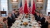 美国国务卿布林肯与中国外长王毅及其代表团在美国国务院举行会谈。(2023年10月27日)