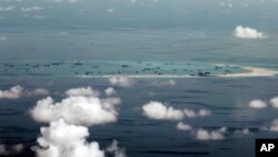 2015年5月11日军用飞机窗口拍摄显示中国在南中国海造岛