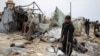 Orang-orang Palestina memeriksa puing-puing tenda yang hancur akibat serangan udara Israel di sebuah kamp pengungsi di Rafah, selatan Jalur Gaza, 28 Mei 2024. (Foto: Hatem Khaled/Reuters)
