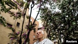 Valerie Bendersky sentado a las afueras de su apartamento en Petah Tikva, Israel, el 24 de abril de 2022, tras haber tenido que abandonar la ciudad de Járkov, en Ucrania.