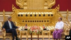 အမေရိကန်နိုင်ငံခြားရေးဝန်ကြီး ဂျွန်ကယ်ရီနဲ့ မြန်မာသမ္မတ ဦးသိန်းစိန် တွေ့ဆုံဆွေးနွေး။ (သြဂုတ် ၉၊ ၂၀၁၄)