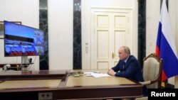 El presidente ruso, Vladimir Putin, observa desde Moscú por televisión el lanzamiento de un misil balístico intercontinental, el 20 de abril de 2022.