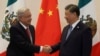 El presidente de México, Andrés Manuel López Obrador, a la izquierda, saluda a su homólogo chino, Xi Jinping, durante la Cumbre de la APEC en San Francisco, EEUU, el 16 de noviembre de 2023.