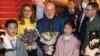 ARCHIVO - El presidente brasileño Luiz Inácio Lula da Silva y la primera dama Rosangela Silva reciben flores de parte de niños en una visita a China, el 12 de abril de 2023.