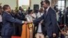 Presidente Filipe Nyusi e o primeiro-ministro Carlos Agostinho do Rosário na tomada de posse do Governo. 