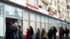 Sejumlah orang tampak mengantri untuk menarik uang dari ATM Bank Alfa di Moskow, Rusia, pada 27 Februari 2022. (Foto: AP/Victor Berzkin)
