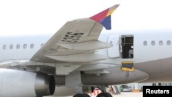Pesawat Airbus A321 Asiana Airlines, di mana seorang penumpang membuka pintu dalam penerbangan sesaat sebelum pesawat mendarat di bandara di Daegu, Korea Selatan, 26 Mei 2023. (Foto: Yonhap via REUTERS)