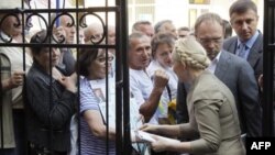 Юлія Тимошенко розмовляє зі своїми прихильниками