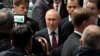 Presiden Rusia Vladimir Putin (tengah), mengunjungi pameran Uni Emirat Arab di sela-sela Forum Ekonomi Internasional St. Petersburg di St. Petersburg, Rusia, Jumat, 16 Juni, 2023. (Ramil Sitdikov/Photo host Agency RIA Novosti)
