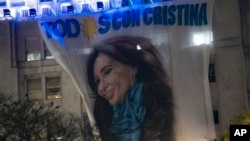 Sebuah spanduk dengan potret Wakil Presiden Argentina Cristina Fernandez digantung di sebuah gedung pemerintah pada Jumat pagi, 2 September 2022, beberapa jam setelah seseorang menodongkan pistol ke luar rumahnya di Buenos Aires, Argentina. (Foto: AP/Rodrigo Abd)