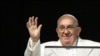El papa Francisco saluda desde un balcón del Vaticano durante el rezo del Ángelus el 8 de diciembre de 2023.