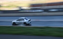 Sebuah mobil sedang berpacu dalam balapan di Bandimere Speedway di barat Denver, 5 Mei 2021. Dinas Patroli Negara Bagian meluncurkan program "Take it to the Track" untuk mengatasi balap liar yang berbahaya. (Foto:Thomas Peipert/AP)
