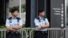 香港警察2019年6月11日在立法会前为防范抗议民众而设立防护围栏处值勤。