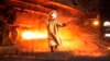 Seorang pekerja mengolah nikel di smelter nikel PT Vale Tbk, dekat Sorowako, Sulawesi, 8 Januari 2014. (Foto: Reuters)