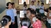 ဒေါ်အောင်ဆန်းစုကြည်ဟာ သူမရဲ့ မဲဆန္ဒနယ်မြေ ကော့မှူးမြို့နယ်အတွင်းက စာသင်ကျောင်းတွေကို သွားရောက်လေ့လာစဉ်။