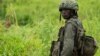Un rebelle congolais du M23 est aperçu avant de se retirer du site des 3 antennes à Kibumba, près de Goma, province du Nord-Kivu de la RDC, le 23 décembre 2022.