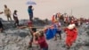 ဖားကန့် စွန့်ပစ်မြေစာပုံ ပြိုကျမှုကြောင့် သေဆုံး ထိခိုက်ဒဏ်ရာရသူတွေကို ကယ်ဆယ်ဆောင်ရွက်နေသူများ။ (ဇူလိုင် ၂၊ ၂၀၂၀)