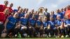 Le roi Willem-Alexander et la reine Maxima des Pays-Bas avec l'équipe nationale féminine de football, Toronto, Canada, 29 mai 2015. 