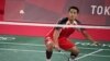 Jonatan Christie melakukan pukulan dalam pertandingan penyisihan grup bulu tangkis tunggal putra melawan Aram Mahmoud dari Tim Olimpiade Pengungsi selama Olimpiade Tokyo 2020 di Musashino Forest Sports Plaza di Tokyo pada 24 Juli 2021. (Foto: AFP/ Alexand