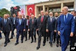 Presiden Turki Recep Tayyip Erdogan, tengah depan, tiba untuk bergabung dengan legislator yang baru terpilih di Majelis Nasional Agung, di Ankara, Turki, Jumat, 2 Juni 2023. (Foto: via AP)