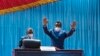 Christophe Mboso Nkodia (D) atomboli maboko mpo na kopesa mbote na baninga baye bakeli mibeko na Assemblé nationale na Palais du peuple. Kinshasa, RDC, 3 février 2021.