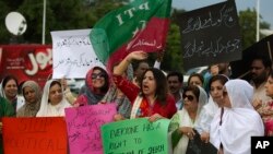 پاکستان تحریکِ انصاف کی کارکنان سوشل میڈیا پر آزادیٔ اظہار پر عائد پابندیوں کے خلاف احتجاج کر رہی ہیں (فائل فوٹو)